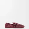 Loafer med toggle-detalj i skinnende, glatt kalveskinn Loafer med toggle-detalj i skinnende, glatt kalveskinn