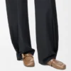 Loafer med toggle-detalj i skinnende, glatt kalveskinn Loafer med toggle-detalj i skinnende, glatt kalveskinn