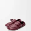 Loafer med toggle-detalj i skinnende, glatt kalveskinn Loafer med toggle-detalj i skinnende, glatt kalveskinn