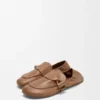 Loafer med toggle-detalj i skinnende, glatt kalveskinn Loafer med toggle-detalj i skinnende, glatt kalveskinn