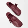 Loafer med toggle-detalj i skinnende, glatt kalveskinn Loafer med toggle-detalj i skinnende, glatt kalveskinn