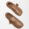 Loafer med toggle-detalj i skinnende, glatt kalveskinn Loafer med toggle-detalj i skinnende, glatt kalveskinn