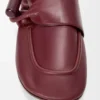 Loafer med toggle-detalj i skinnende, glatt kalveskinn Loafer med toggle-detalj i skinnende, glatt kalveskinn