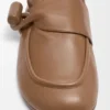 Loafer med toggle-detalj i skinnende, glatt kalveskinn Loafer med toggle-detalj i skinnende, glatt kalveskinn