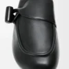 Loafer med toggle-detalj i skinnende, glatt kalveskinn Loafer med toggle-detalj i skinnende, glatt kalveskinn