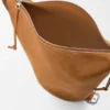 Loop Bucket i kalveskinn i semsket skinn Loop Bucket i kalveskinn i semsket skinn