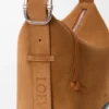 Loop Hobo i mellomstørrelse i kalveskinn i semsket skinn Loop Hobo i mellomstørrelse i kalveskinn i semsket skinn