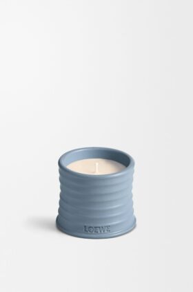 Lys med små sypresskongler