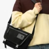 Medium Flex Messenger i lerret og semsket skinn Medium Flex Messenger i lerret og semsket skinn