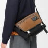 Medium Flex Messenger i lerret og semsket skinn
