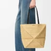 Medium Puzzle Fold-tote-veske i raffia Medium Puzzle Fold-tote-veske i raffia