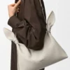 Medium Scarf Bag i glatt kalveskinn Medium Scarf Bag i glatt kalveskinn