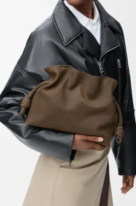 Mellomstor Flamenco-clutch i kornet nubuck