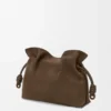 Mellomstor Flamenco-clutch i kornet nubuck