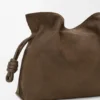 Mellomstor Flamenco-clutch i kornet nubuck