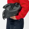 Mellomstor Flamenco-clutch i nappa-kalveskinn
