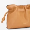 Mellomstor Flamenco-clutch i nappa-kalveskinn