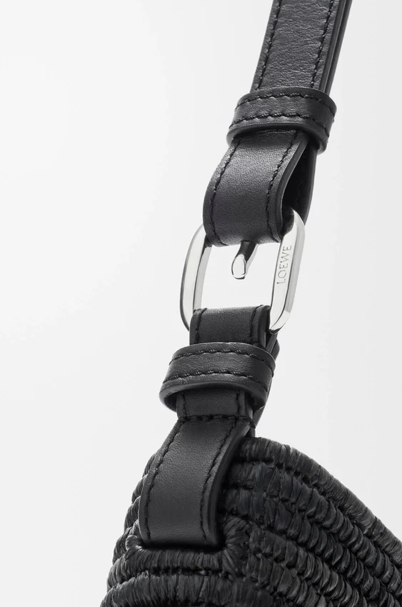 Mellomstor loewe Swing-veske i raffia og kalveskinn Mellomstor loewe Swing-veske i raffia og kalveskinn