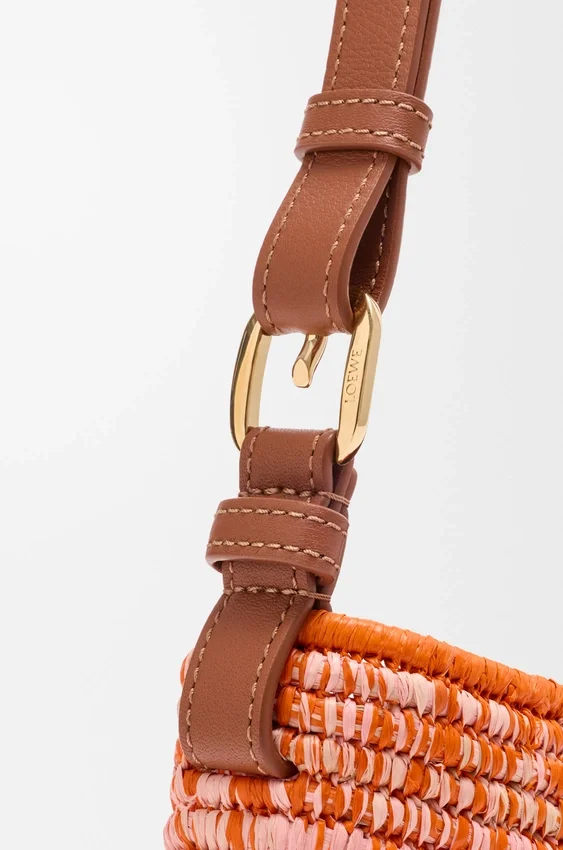 Mellomstor loewe Swing-veske i raffia og kalveskinn Mellomstor loewe Swing-veske i raffia og kalveskinn