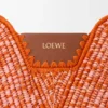 Mellomstor loewe Swing-veske i raffia og kalveskinn Mellomstor loewe Swing-veske i raffia og kalveskinn