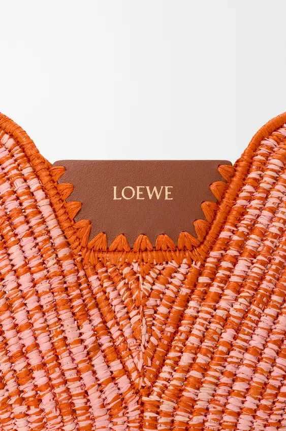 Mellomstor loewe Swing-veske i raffia og kalveskinn Mellomstor loewe Swing-veske i raffia og kalveskinn