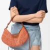 Mellomstor loewe Swing-veske i raffia og kalveskinn Mellomstor loewe Swing-veske i raffia og kalveskinn