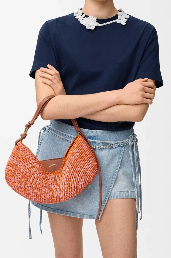 Mellomstor loewe Swing-veske i raffia og kalveskinn Mellomstor loewe Swing-veske i raffia og kalveskinn