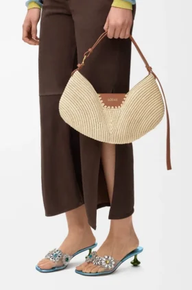 Mellomstor loewe Swing-veske i raffia og kalveskinn