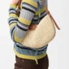 Mellomstor loewe Swing-veske i raffia og kalveskinn Mellomstor loewe Swing-veske i raffia og kalveskinn