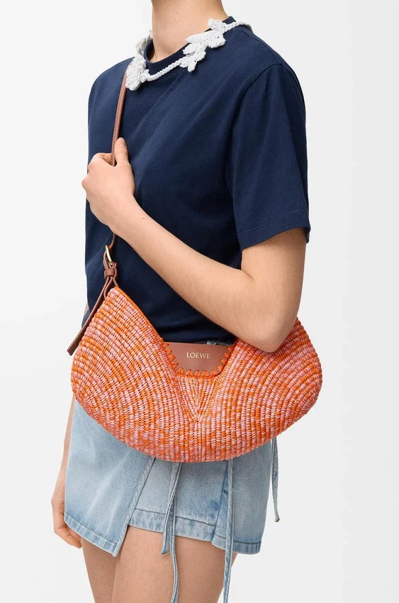 Mellomstor loewe Swing-veske i raffia og kalveskinn Mellomstor loewe Swing-veske i raffia og kalveskinn