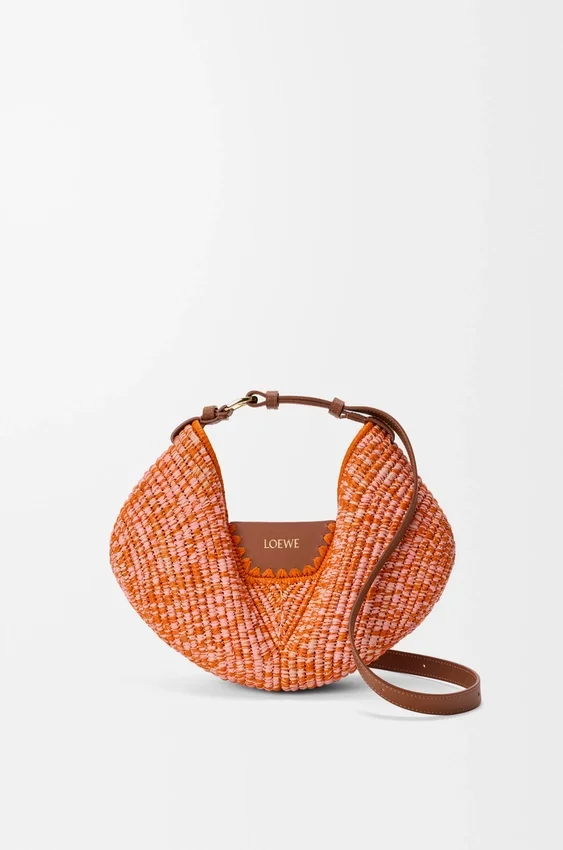 Mellomstor loewe Swing-veske i raffia og kalveskinn Mellomstor loewe Swing-veske i raffia og kalveskinn