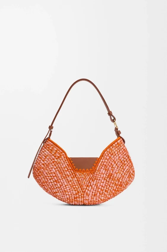 Mellomstor loewe Swing-veske i raffia og kalveskinn Mellomstor loewe Swing-veske i raffia og kalveskinn