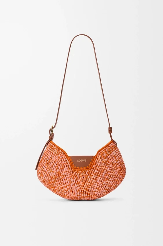 Mellomstor loewe Swing-veske i raffia og kalveskinn Mellomstor loewe Swing-veske i raffia og kalveskinn