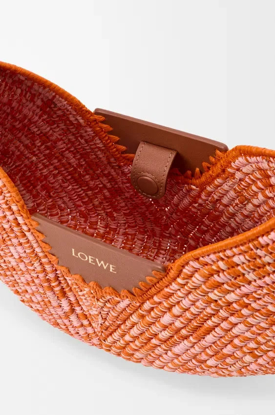 Mellomstor loewe Swing-veske i raffia og kalveskinn Mellomstor loewe Swing-veske i raffia og kalveskinn