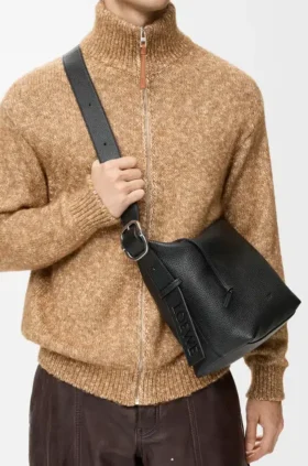 Mellomstor Loop Hobo i smidig, kornet kalveskinn