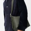 Mellomstor Loop Hobo i smidig, kornet kalveskinn Mellomstor Loop Hobo i smidig, kornet kalveskinn