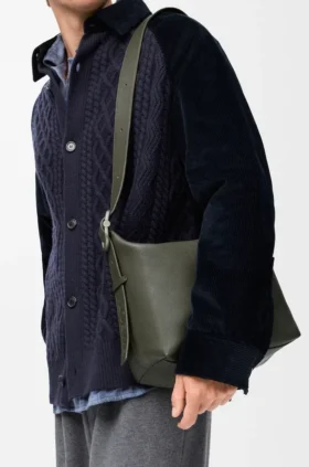 Mellomstor Loop Hobo i smidig, kornet kalveskinn