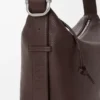 Mellomstor Loop Hobo i smidig, kornet kalveskinn