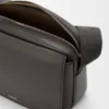Mellomstor Pebble-messenger-veske i glatt kalveskinn Mellomstor Pebble-messenger-veske i glatt kalveskinn