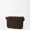 Mellomstor Pebble-messenger-veske i kornet nubuck Mellomstor Pebble-messenger-veske i kornet nubuck
