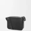 Mellomstor Pebble-messenger-veske i smidig, kornet kalveskinn Mellomstor Pebble-messenger-veske i smidig, kornet kalveskinn