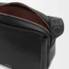 Mellomstor Pebble-messenger-veske i smidig, kornet kalveskinn Mellomstor Pebble-messenger-veske i smidig, kornet kalveskinn