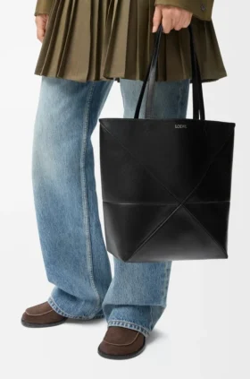 Mellomstor Puzzle Fold-tote-veske i skinnende kalveskinn