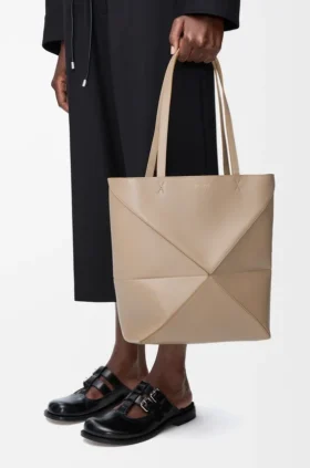 Mellomstor Puzzle Fold-tote-veske i skinnende kalveskinn