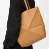 Mellomstor Puzzle Fold-tote-veske i skinnende kalveskinn