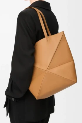 Mellomstor Puzzle Fold-tote-veske i skinnende kalveskinn