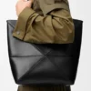Mellomstor Puzzle Fold-tote-veske i skinnende kalveskinn