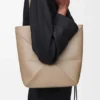 Mellomstor Puzzle Fold-tote-veske i skinnende kalveskinn