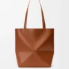 Mellomstor Puzzle Fold-tote-veske i skinnende kalveskinn