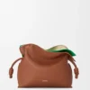 Middels stor, lagdelt Flamenco-clutch i nappa-kalveskinn